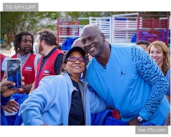 花絮：环巴斯克地区赛S1，当地民众在路边展示巨型车队旗帜