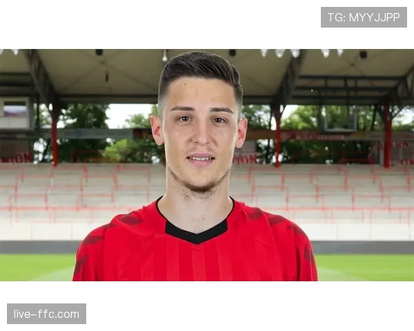 赛前动态：弗赖堡后卫伤愈复出，有望增强球队对肋部区域的保护